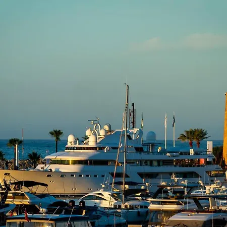 The Clover Boutique Banus Апартаменты